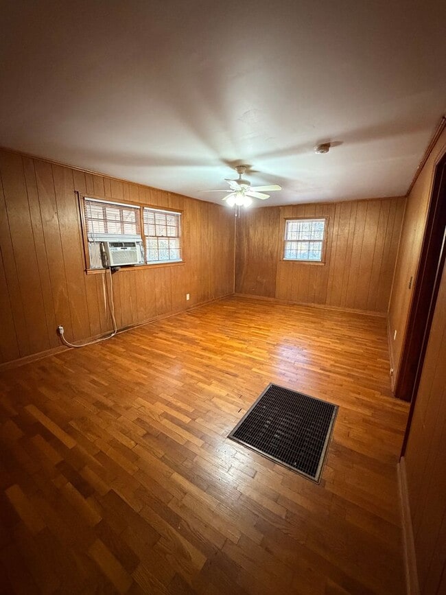 Building Photo - Brick 3/1 House in North Rome $950