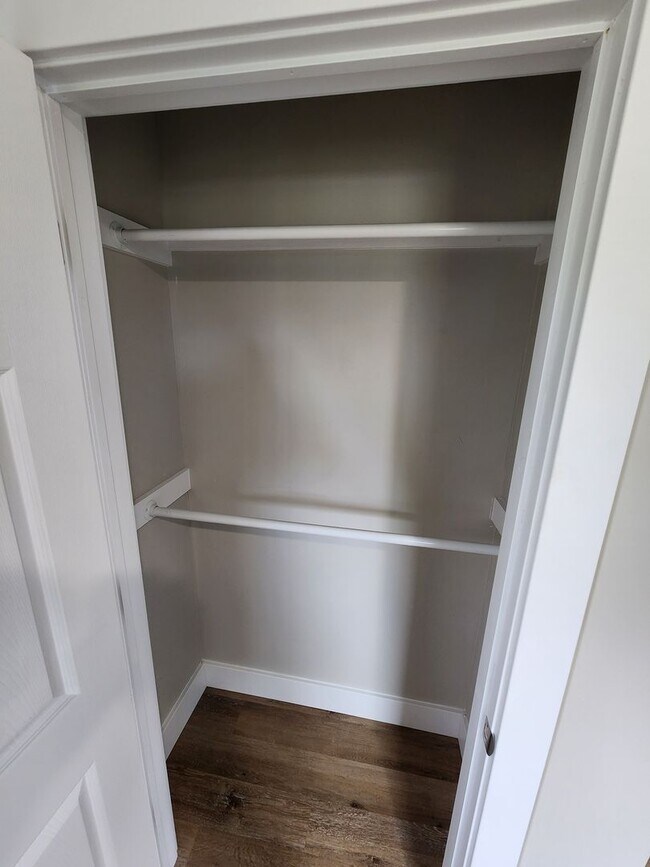 Building Photo - Spacious 2-Bedroom, 1-Bathroom Home AVAILA...