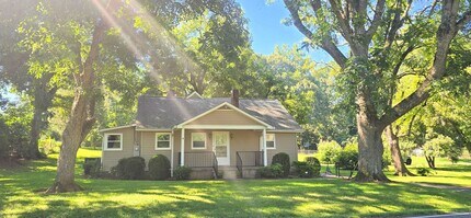 Building Photo - Beautifully Maintained Farm House