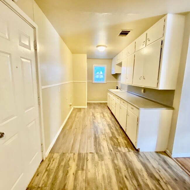 Building Photo - $0 First Month's Rent / $0 Deposit at Move-in