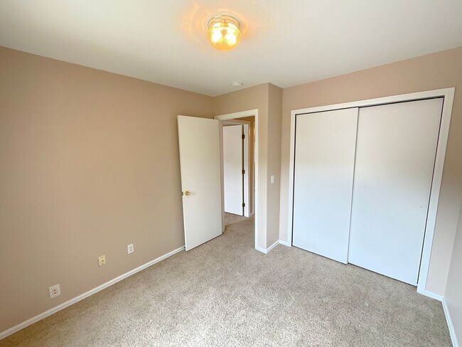Building Photo - 4 Bedroom Home Available Near Constitution...