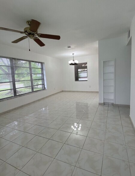 Building Photo - 6001 SW 116th Ave