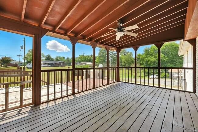 Building Photo - Spacious 3 bedroom home with finished base...