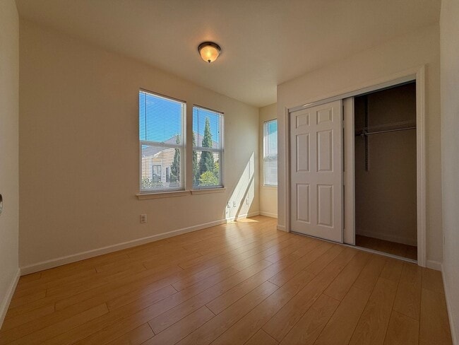 Building Photo - Townhouse living - Nice and clean 3 bedroo...