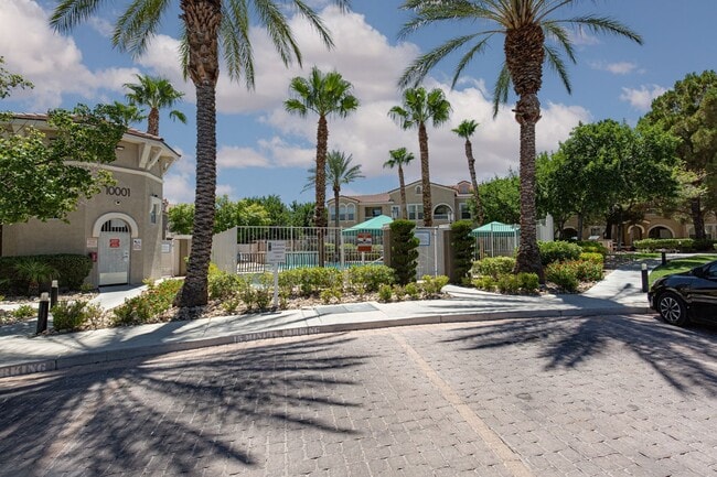 Building Photo - Ground floor one bedroom in luxury gated S...