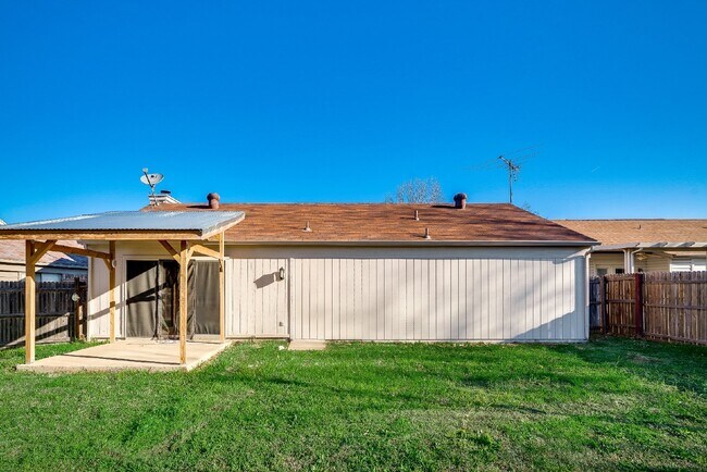 Building Photo - Charming 3-Bedroom Home with 2 Baths in Prime Fort Worth Location