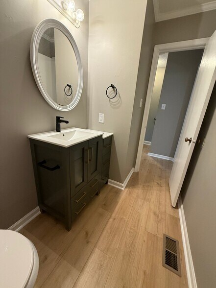 Building Photo - 1405 Harth Dr