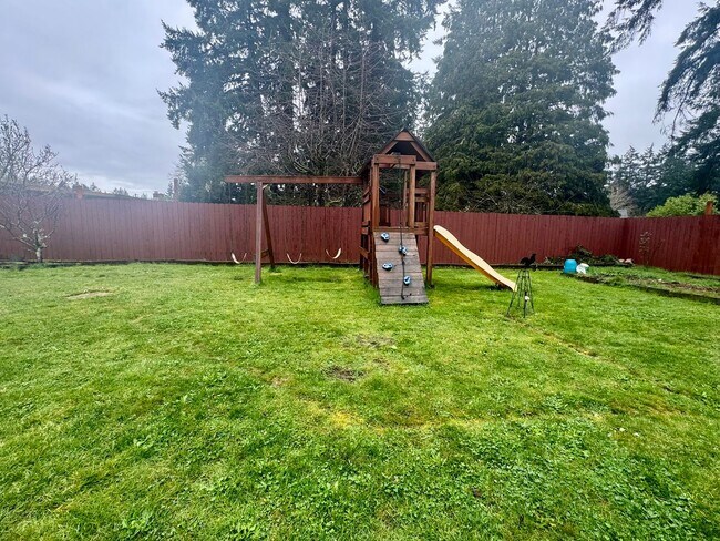 Building Photo - Charming 3-Bedroom Home in Lakewood with Spacious Yard & Modern Comforts