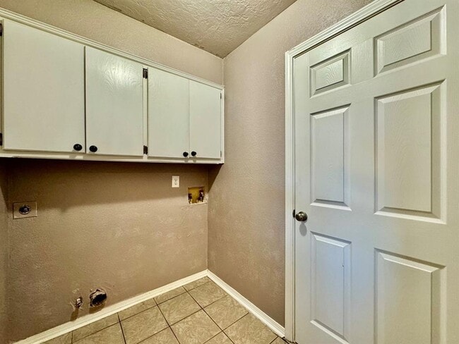 Building Photo - 2200 W Rockypoint Dr