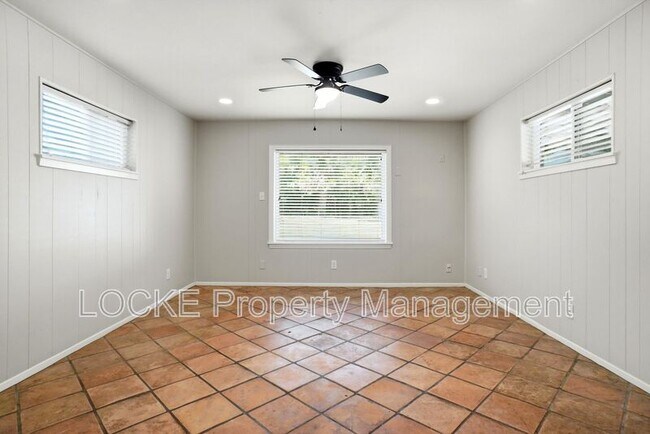 Building Photo - 3528 Rogers Ave
