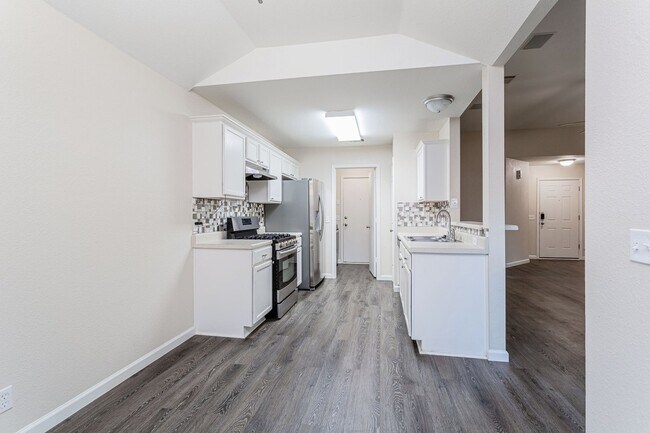 Building Photo - Comfortable 3BR/2BA Home with Vinyl Floori...