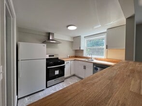 Building Photo - Pet-Friendly Fry's Spring Apartment