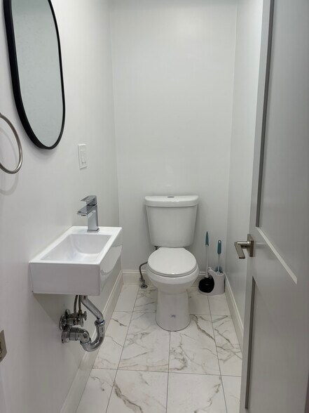 Building Photo - 595 Main St