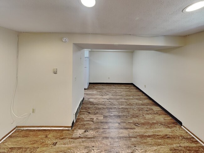 Building Photo - 94 E 18th Ave