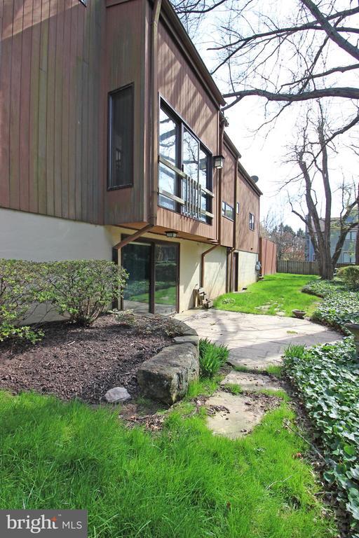 Building Photo - 6872 Melrose Dr