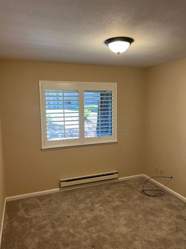 Building Photo - 2 Bedroom Condo in Quiet, Gated Community