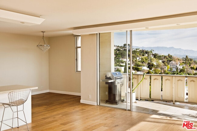 Building Photo - 4411 Los Feliz Blvd