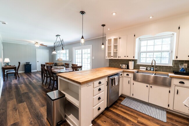 Building Photo - 6924 W Markham St