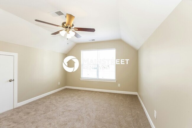 Building Photo - 4 Bedroom Pet-Friendly Home in Charlotte, NC with Main Street Renewal