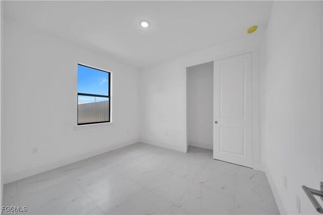 Building Photo - 2416-2418 Xelda Ave N