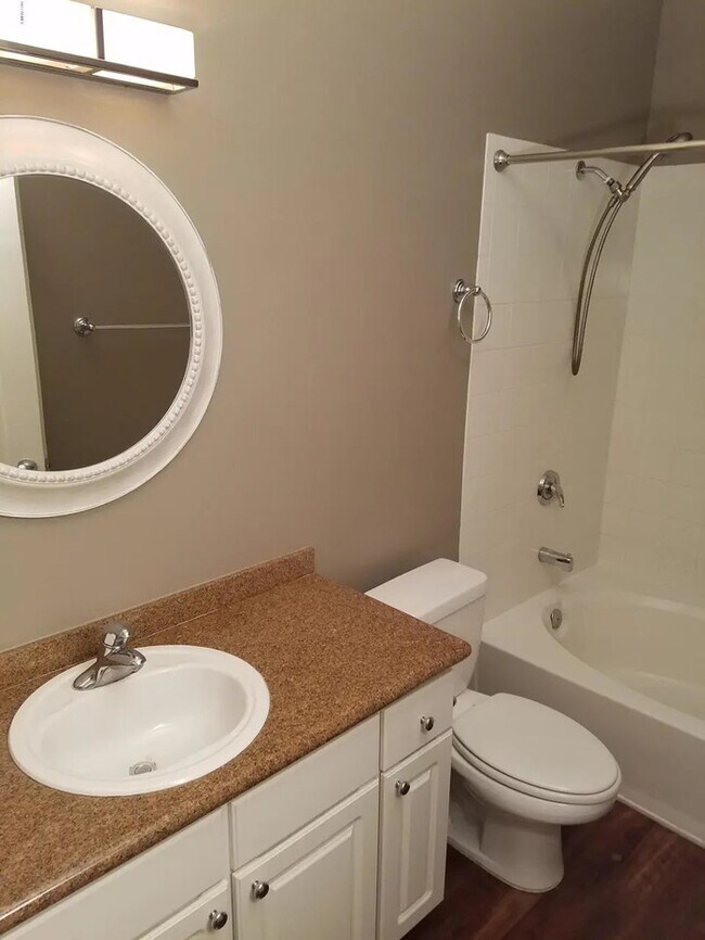 Building Photo - Stunning 2-bedroom 2 bath