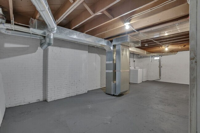 Building Photo - Modern 2BR Townhouse Walk to Downtown All Utilities Included