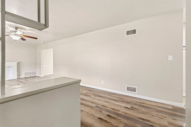 Building Photo - 3 bedroom 1 bath 1 car garage- newly renovated!