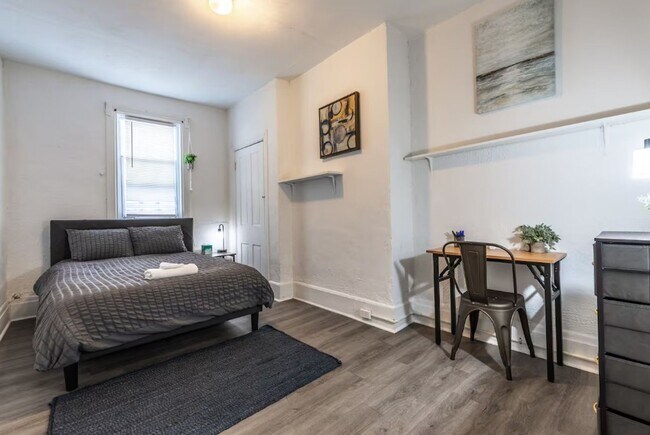 Building Photo - Renovated 3BR in South Side Flats | 100 Walk Score | In-Unit Laundry