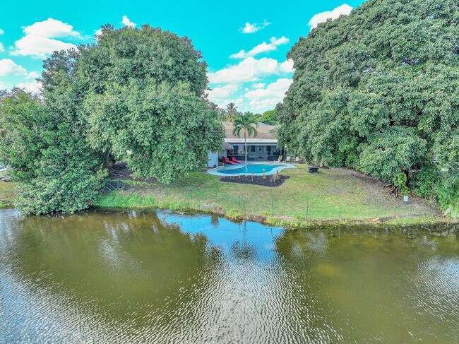 Building Photo - 1618 The 12th Fairway