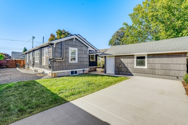 Building Photo - NEWLY REMODELED 3 Bed, 1 Bath Rental Home ...