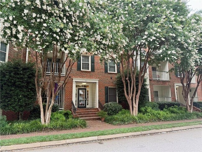 Building Photo - 321 Duke St