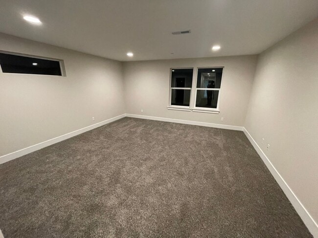 Building Photo - 1401 E Hardcastle Ave