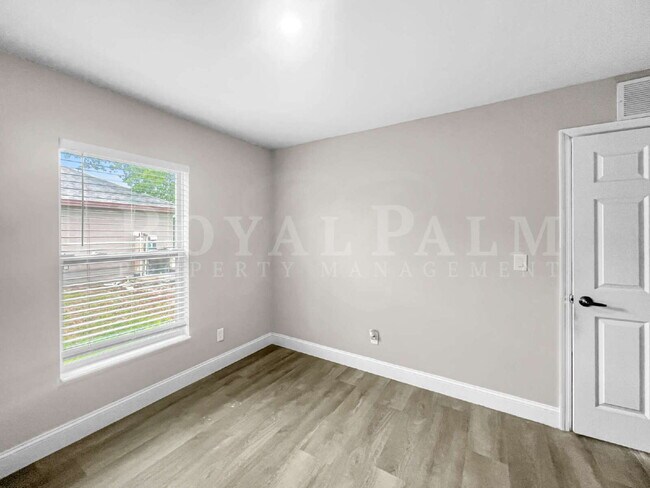 Building Photo - 4BR/2BA Home with High Ceilings, Garage & Large Kitchen Island