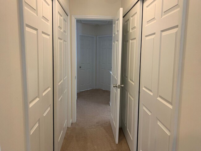 Building Photo - 3 BEDROOM SINGLE FAMILY HOME-2 1/2 bath~2 car garage~ fenced back yard~Gas fireplace