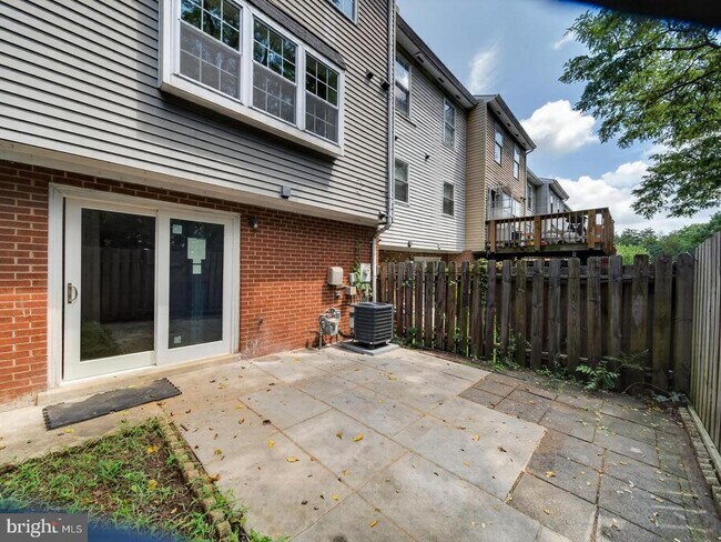 Building Photo - 15057 Cherrydale Dr