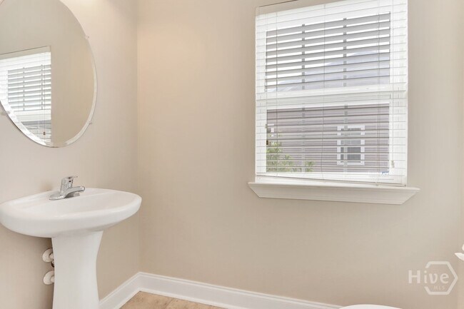 Building Photo - 255 Red Oak Dr