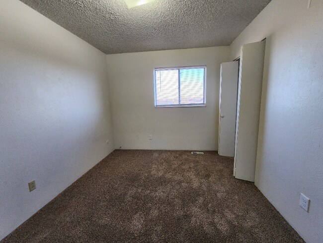 Building Photo - 657 E Clarion Dr