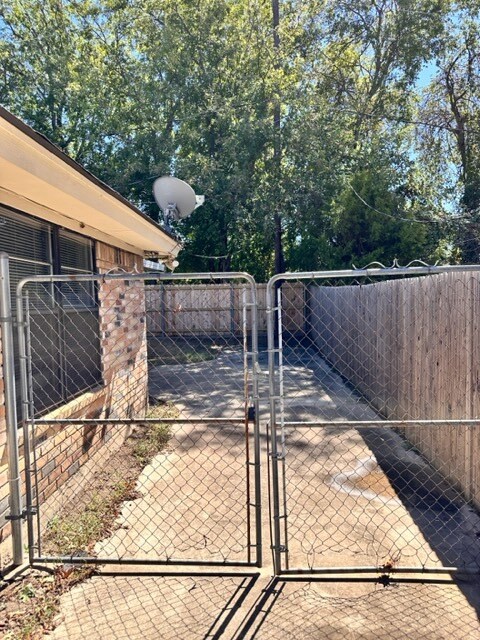 gated backyard - 7720 Sable Ln