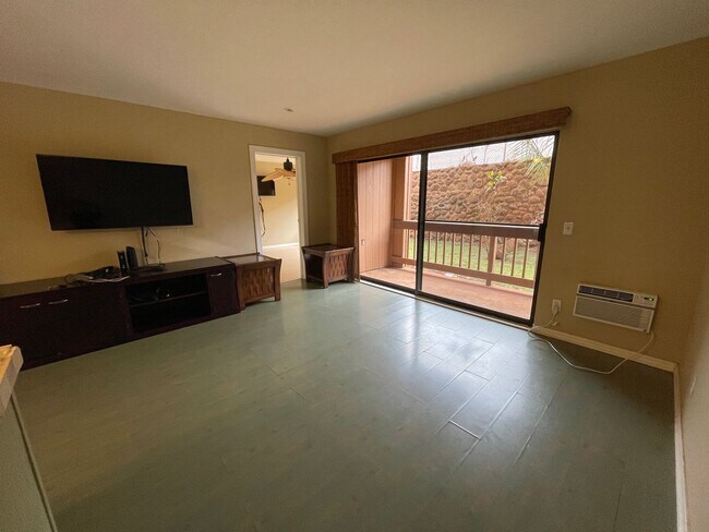 Building Photo - Unfurnished One Bedroom Available Immediately!