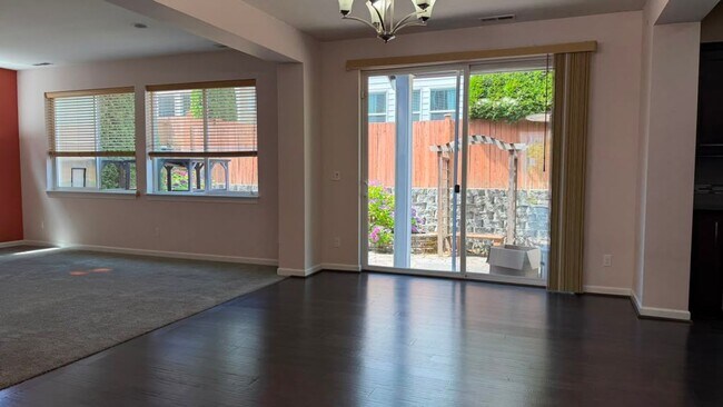 Building Photo - Spacious 4-Bed Home with Loft & Covered Patio in North Creek