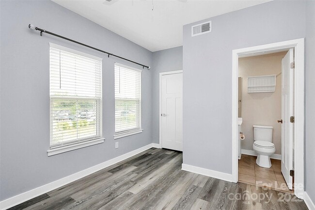 Building Photo - 228 Parkwood Ave
