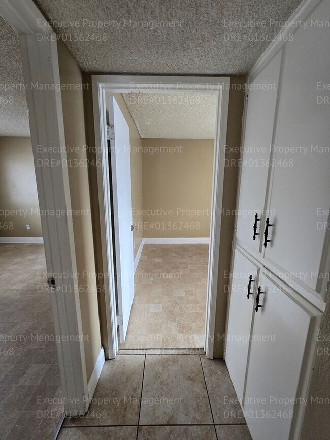 Building Photo - 2 bedroom 1.5 bathroom townhouse