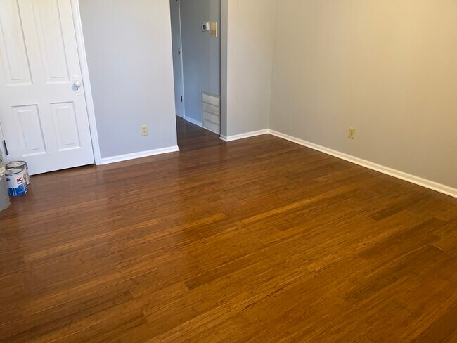 Building Photo - 305 N View St