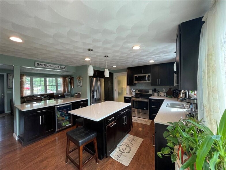 Building Photo - 580 Old Main St