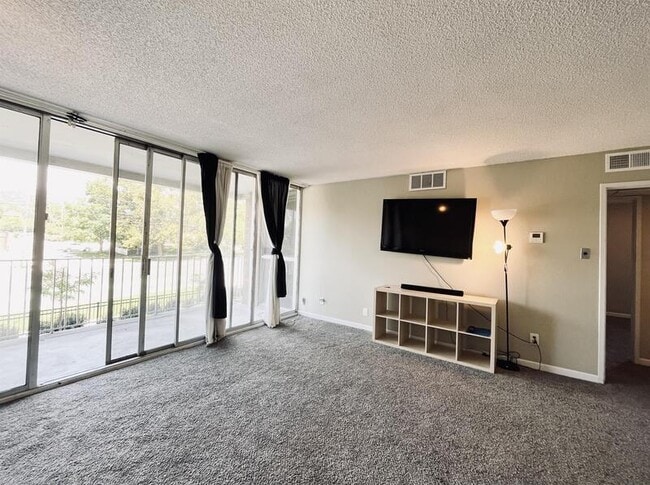 Building Photo - 710 E 200 S