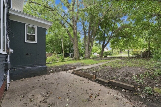 Building Photo - 928 W Dewald St