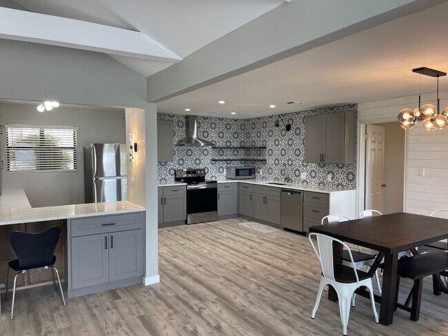 Building Photo - NEW ON MARKET