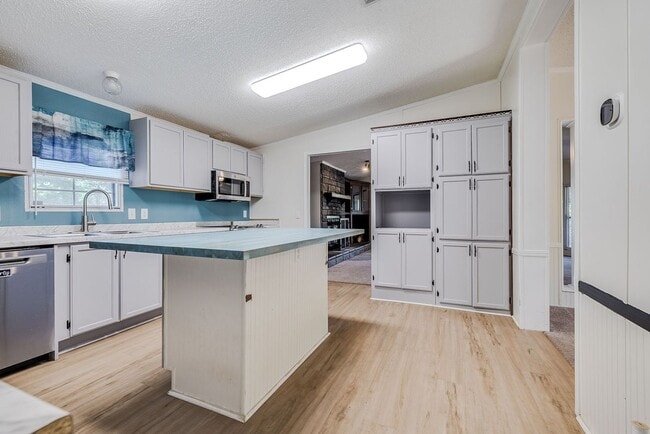 Building Photo - Spacious 3 Bed 2 Bath Home on Large Lot - NO HOA!