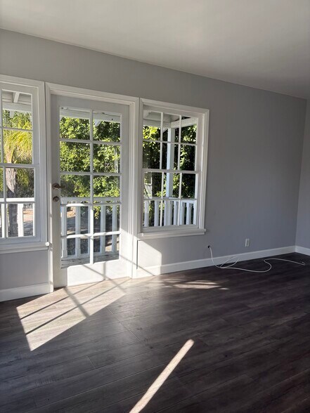 Building Photo - 5516 Vanalden Ave