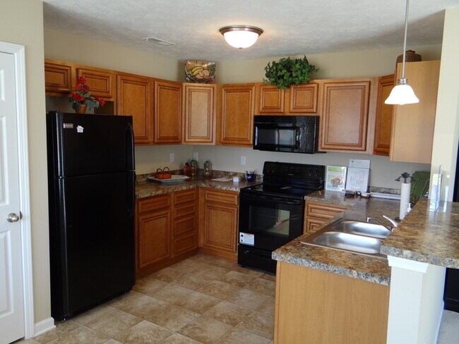 Building Photo - Move In Ready! 3 Bedrooms, 2 Baths & garage!